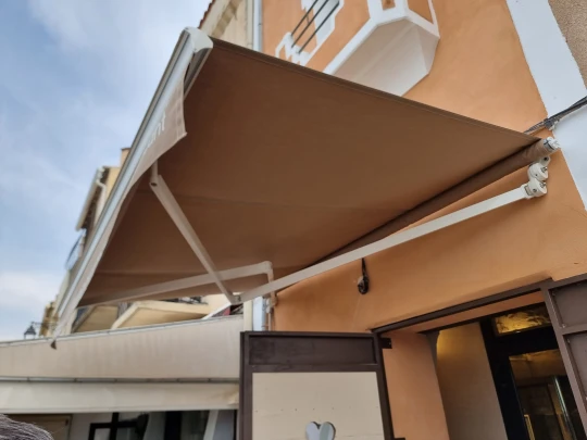 Store à bras croisés