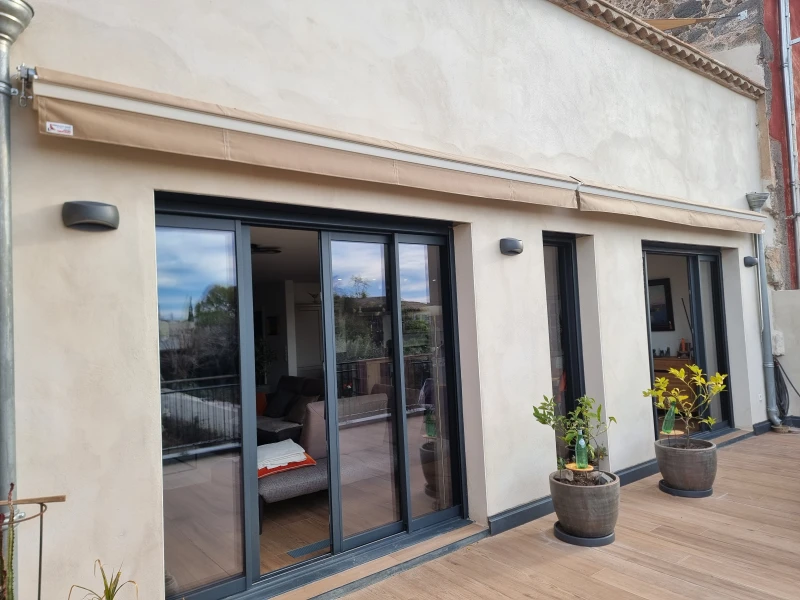 Store banne fermée ref 106