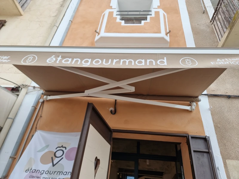 Store a bras croisé
